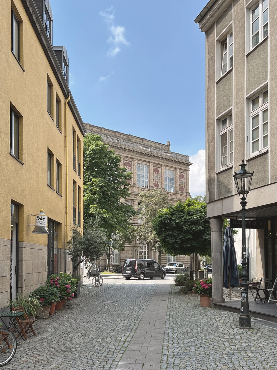 Kunstakademie in Düsseldorf in der nahen Umgebung vom Andreas Quartier