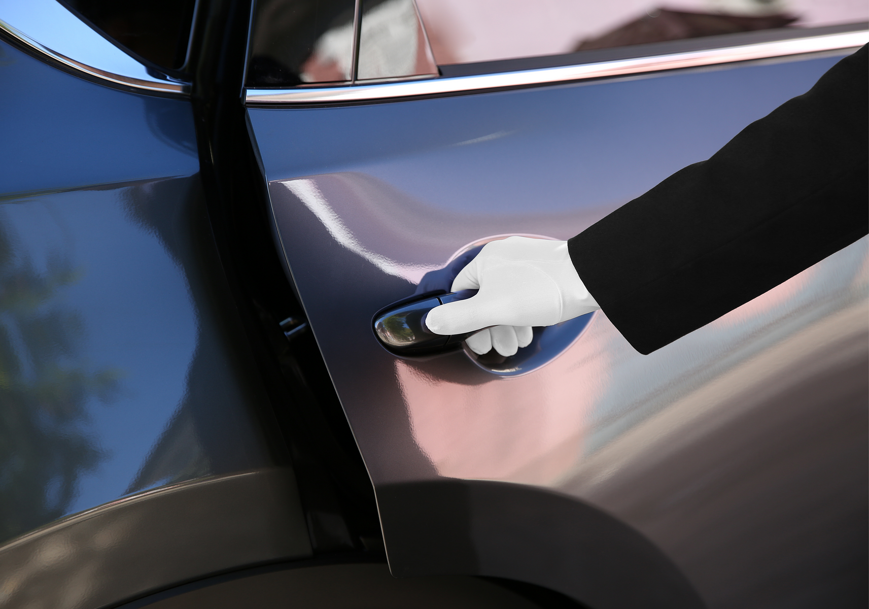 Concierge öffnet die Tür eine Limousine im Andreas Quartier in Düsseldorf