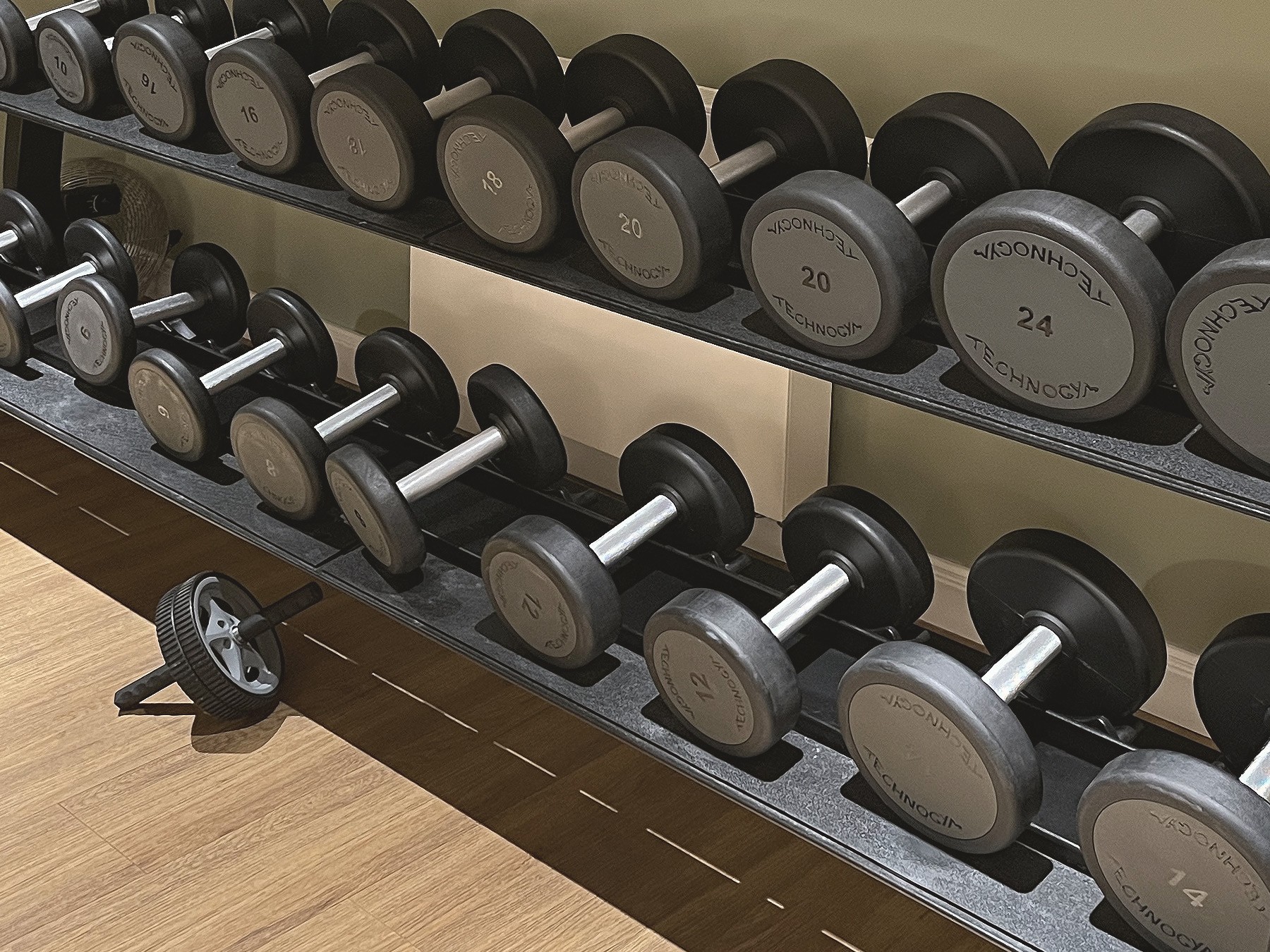 Gym und Fitnessbereich mit Techno Gym Geräten im Andreas Quartier in Düsseldorf