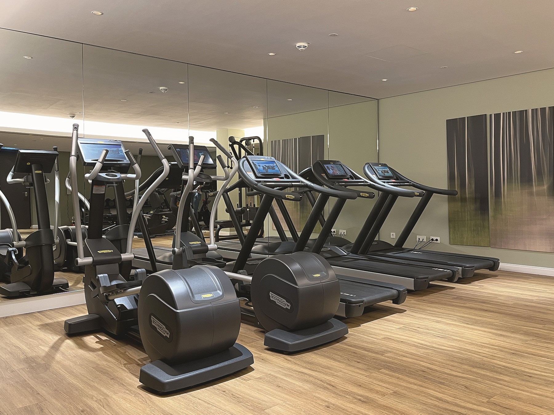 Gym und Fitnessbereich mit Techno Gym Geräten im Andreas Quartier in Düsseldorf