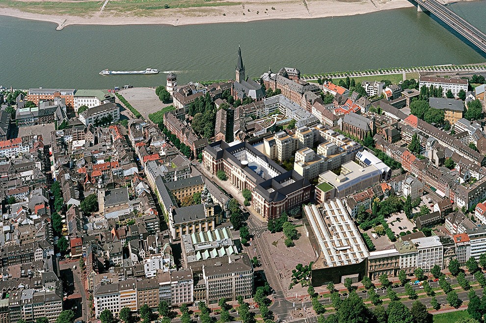Luftbild auf das Andreasquartier in der Düsseldorfer Altstadt mit Blick auf den Rhein