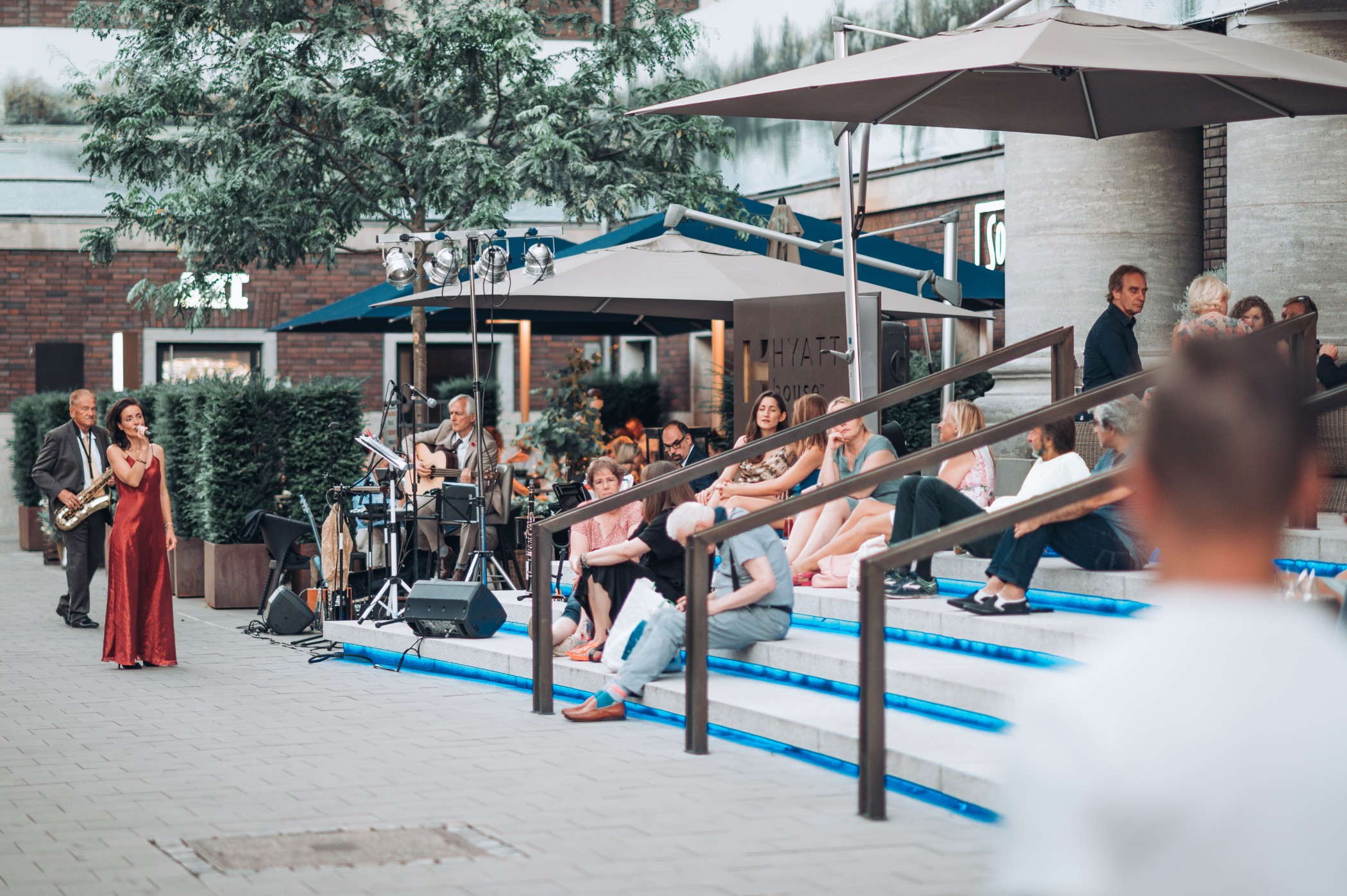 Event im Andreas Quartier Live Band vor den Stufen am Eingang des The Wellem Hotel