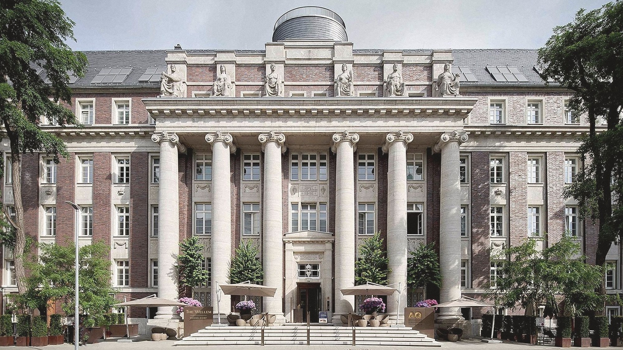 Eingangsportal des The Wellem Hotels im Andreasquartier in Düsseldorf