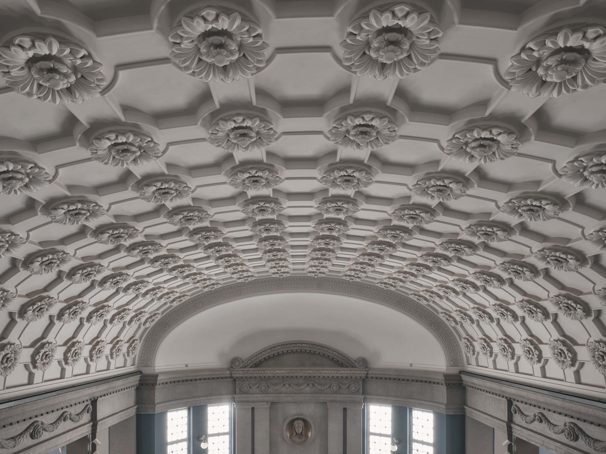 Stuckdecke in der Eingangshalle des The Wellem Hotels im Düsseldorfer Andreasquartier