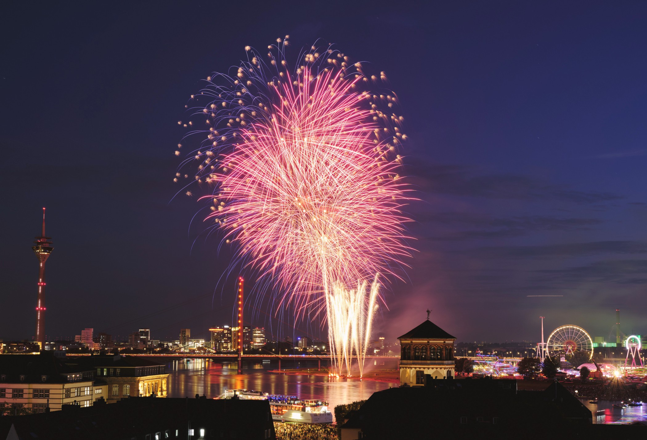 Feuerwerk Blick aus dem Andreas Quartier in Düsseldorf