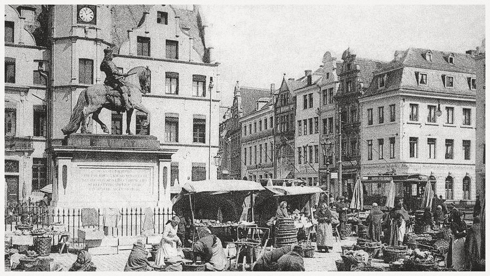Historische Aufnahme vom Marktplatz am Rathaus und Jan-Wellem Denkmal