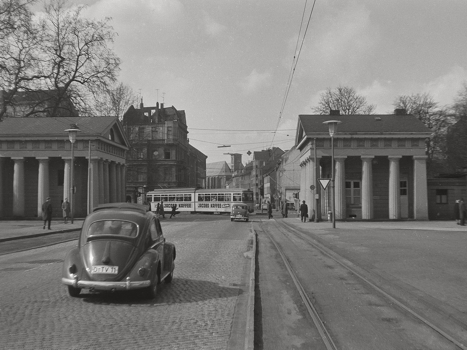 Historische Aufnahme am Ratinger Tor mit Kopfsteinpflaster Strasse und VW Käfer