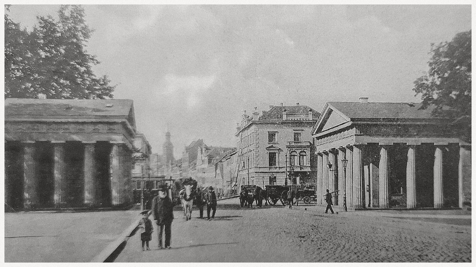 Historische Aufnahme des Ratinger Tors in Düsseldorf