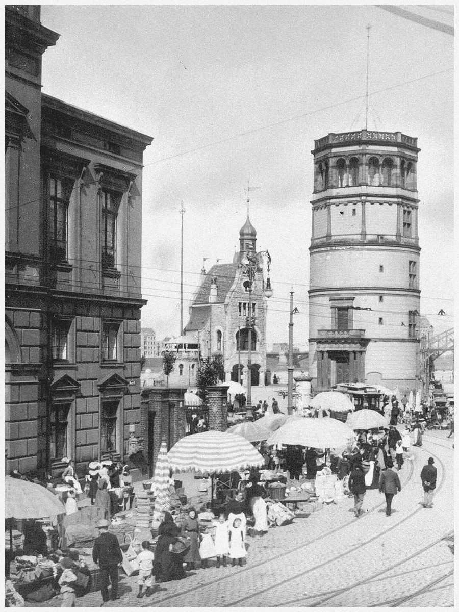Historische Aufnahme vom Burgturm am Burgplatz in Düsseldorf