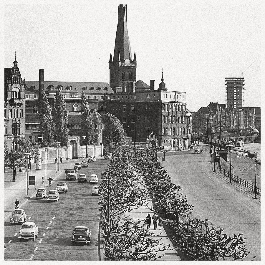 Historisches Bild auf das Rheinufer und Blick auf die St. Lambertus Kirche