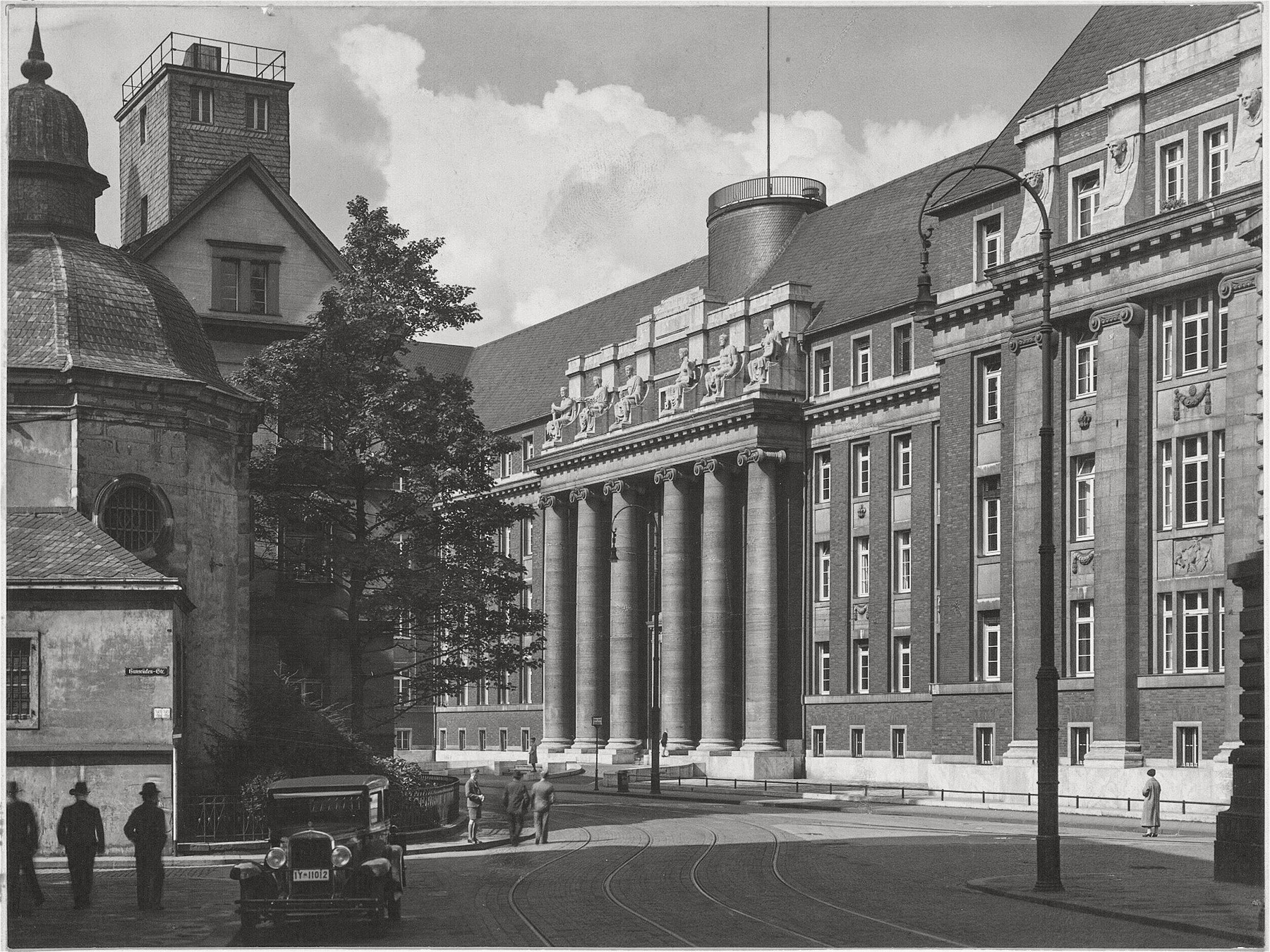 Historische Aufnahme von der Mühlenstrasse mit dem alten Landgericht in Düsseldorf
