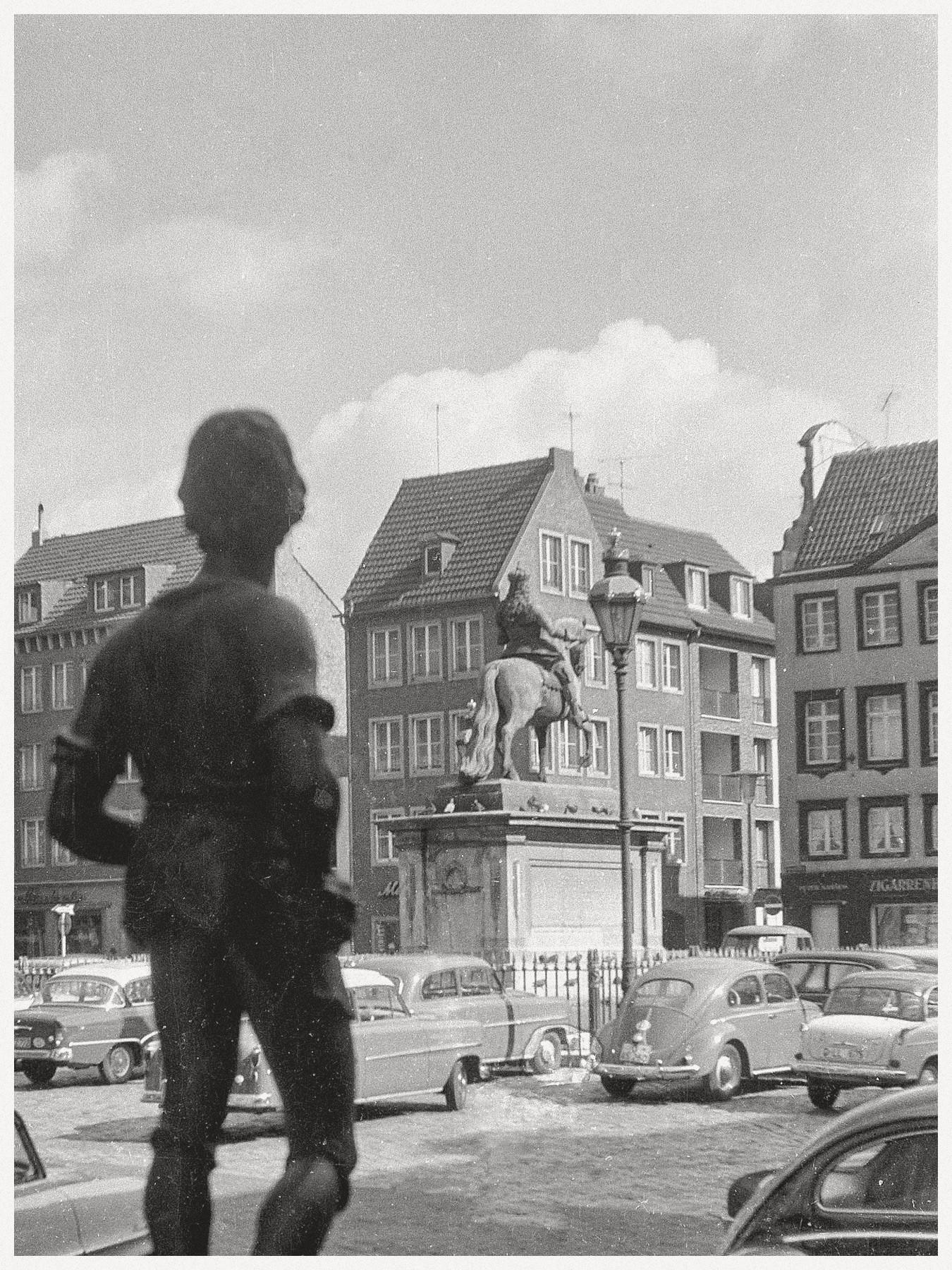 Historische Aufnahme vom Marktplatz und dem Jan-Wellem Denkmal am Rathaus