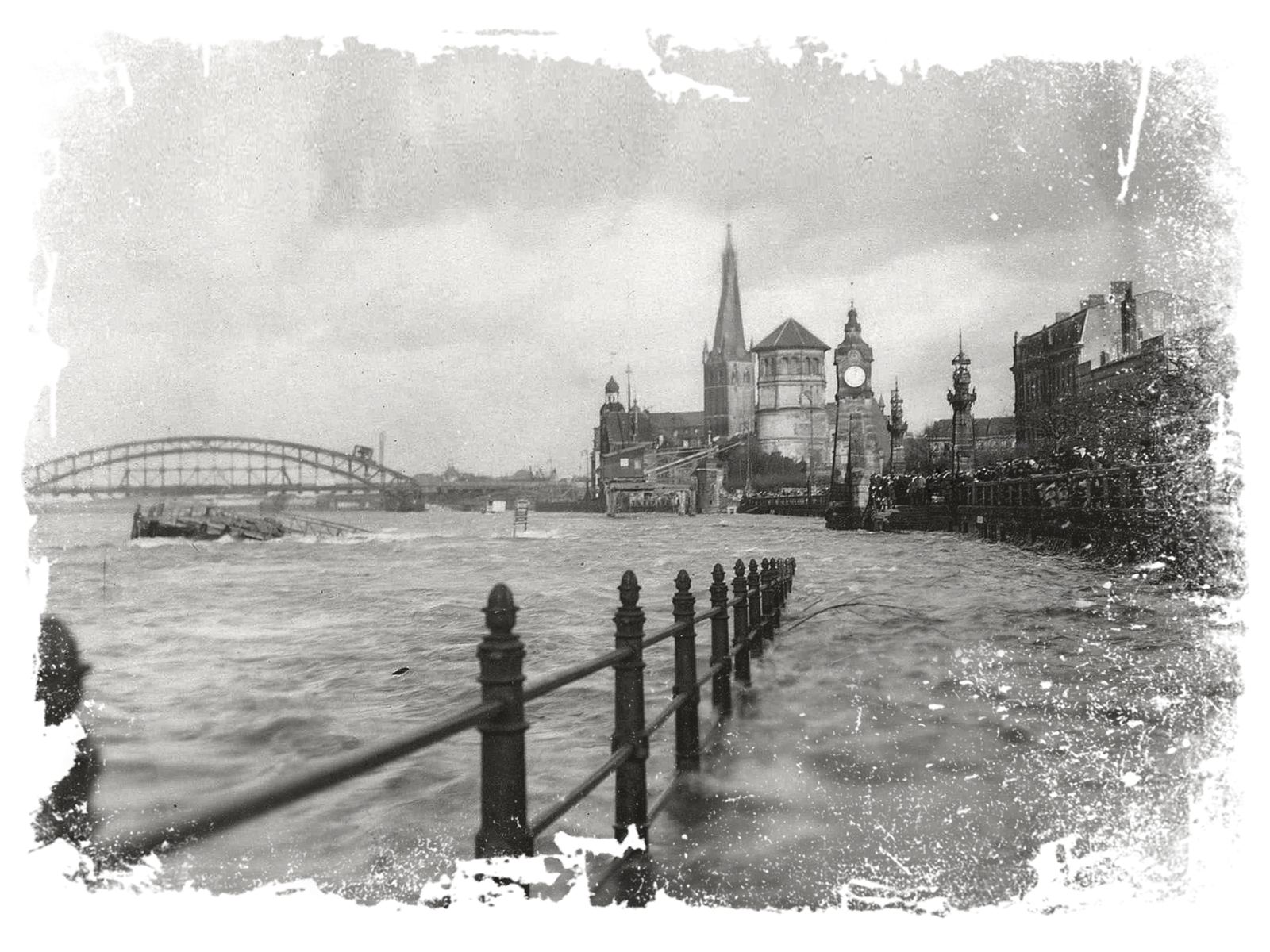 Rheinpegel Hochwasser in der Düsseldorfer Altstadt