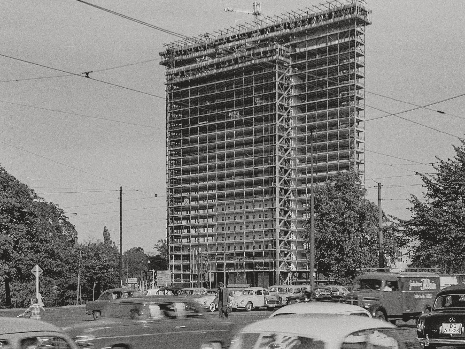 Historische Aufnahme vom Bau des Dreischeibenhaus in Düsseldorf