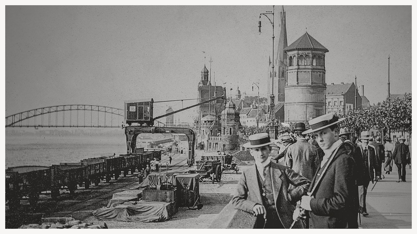 Historische Aufnahme am Burgplatz mit Blick auf den Rhein und der alten Theodor Heuss Brücke