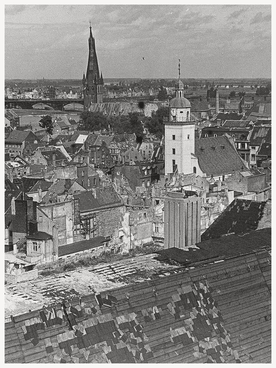 Historisches Bild auf St. Lambertus und das zerstörte Düsseldorf