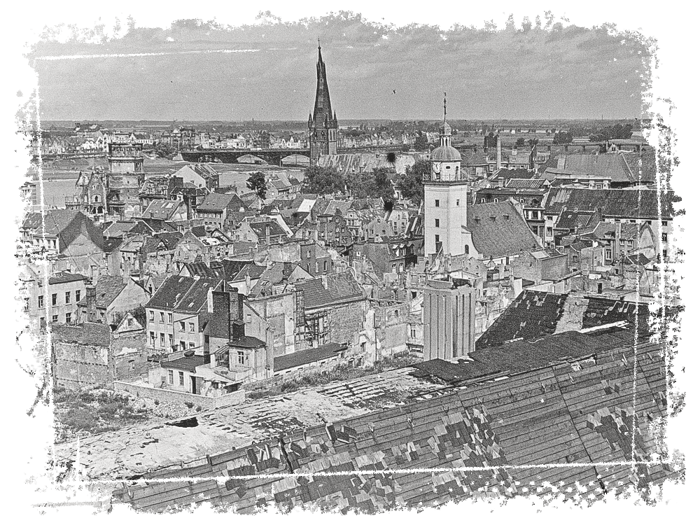 Historisches Foto vom zerstörten Düsseldorf mit Blick auf die St. Lambertus Kirche