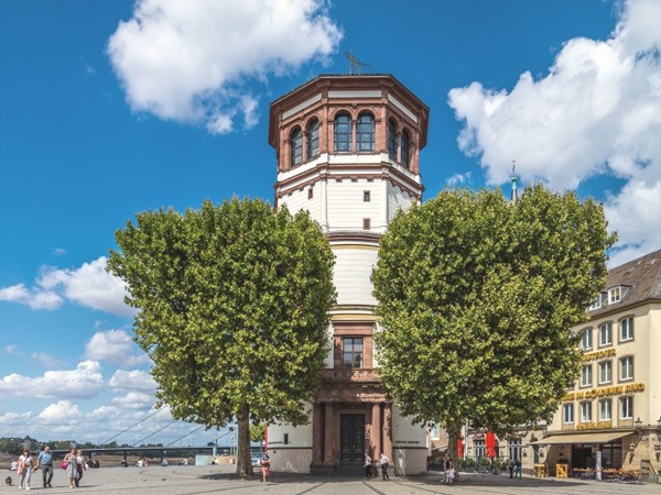 Schlossturm am Burgplatz in Düsseldorf in der direkten Umgebung vom Andreas Quartier