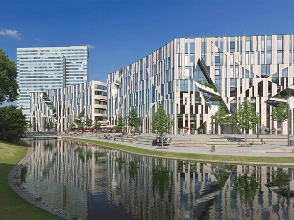 Kö Bogen in Düsseldorf entworfen von Daniel Libeskind