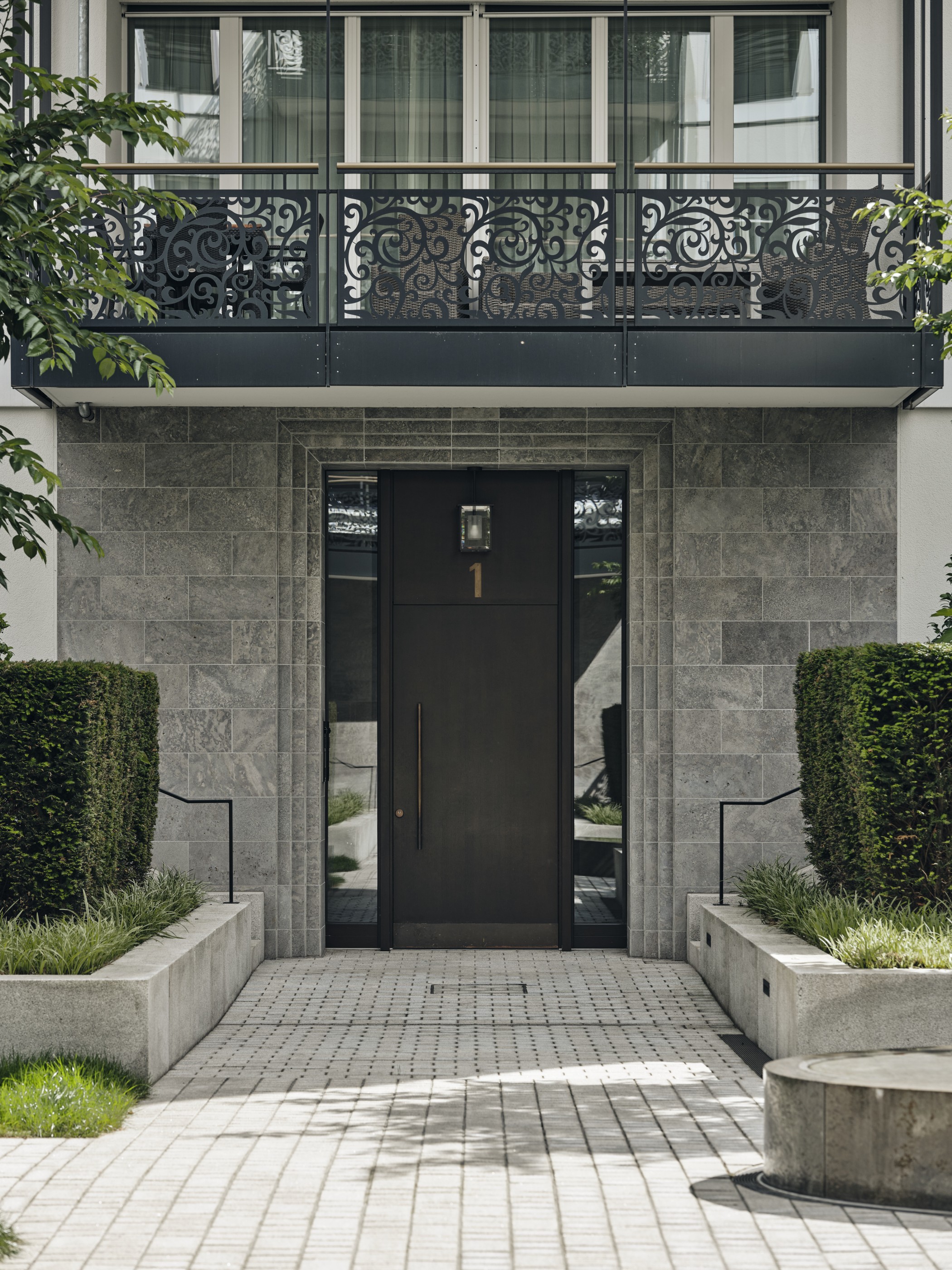 Eingang eines Gebäudes im Andreas Quartier in Düsseldorf mit hochwertigen Balkon Details