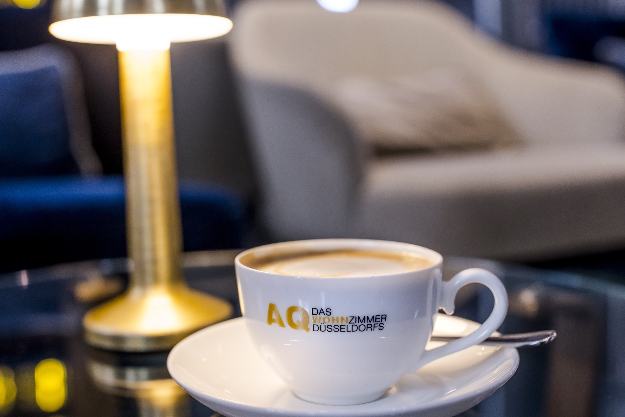 Café in der Lounge des The Wellem Hotel im Andreas Quartier in Düsseldorf