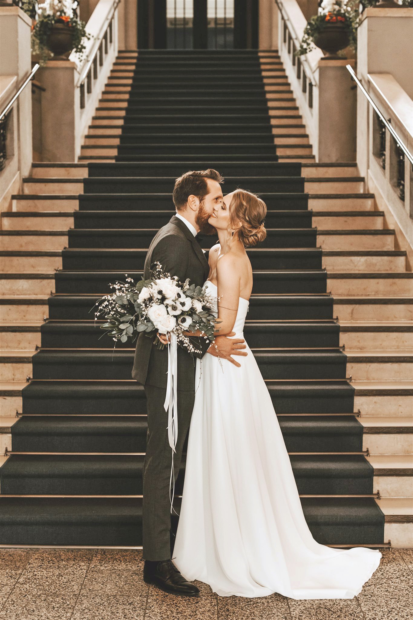 Hochzeitspaar feiert seine Hochzeit im The Wellem Hotel im Andreas Quartier in Düsseldorf