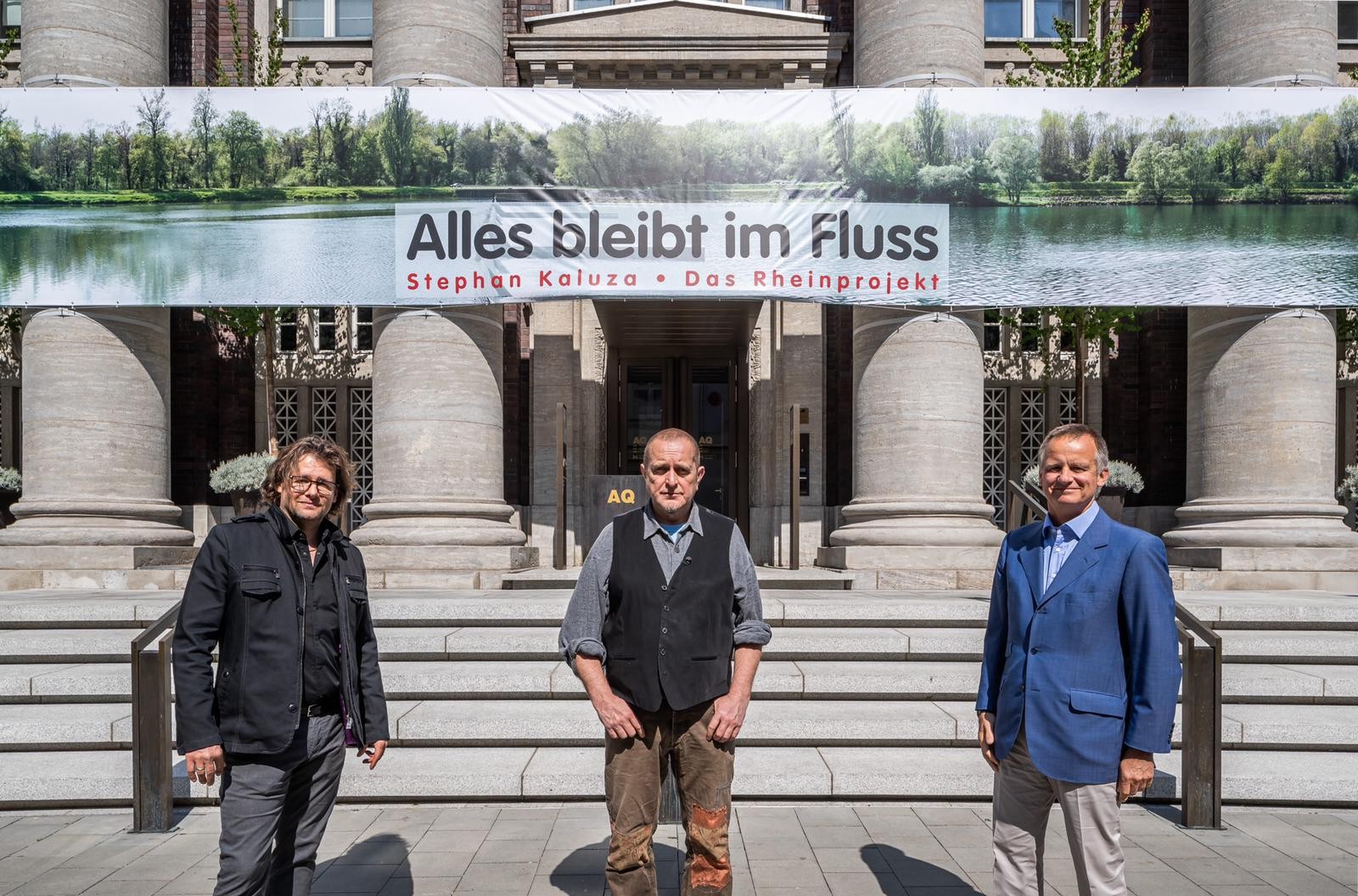 Stephan Kaluzza Dirk Geuer und Uwe Schmitz Art Concierge vor dem Eingang des The Wellem Hotel im Andreas Quartier in Düsseldorf