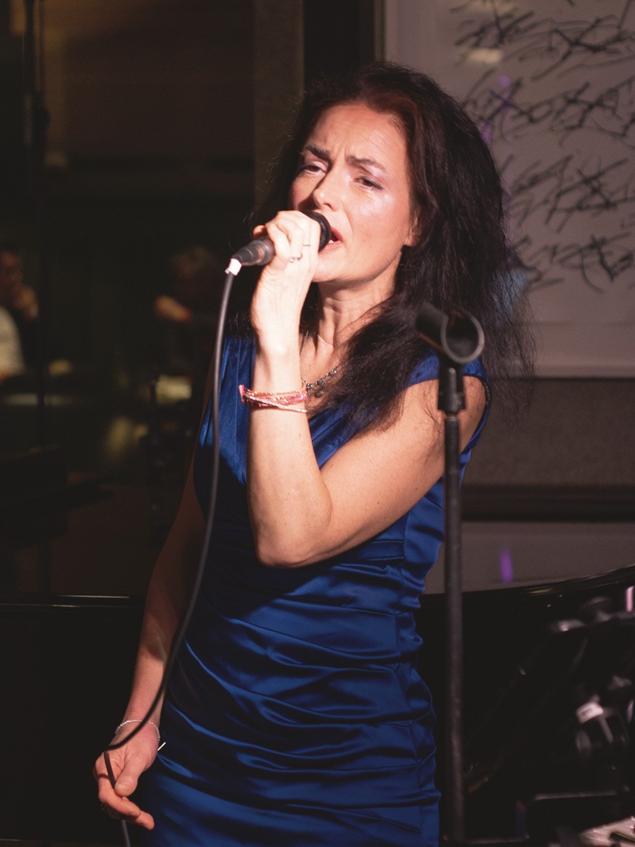 Sängerin und Live Performance und Konzerte im The Wellem Hotel im Andreas Quartier in Düsseldorf