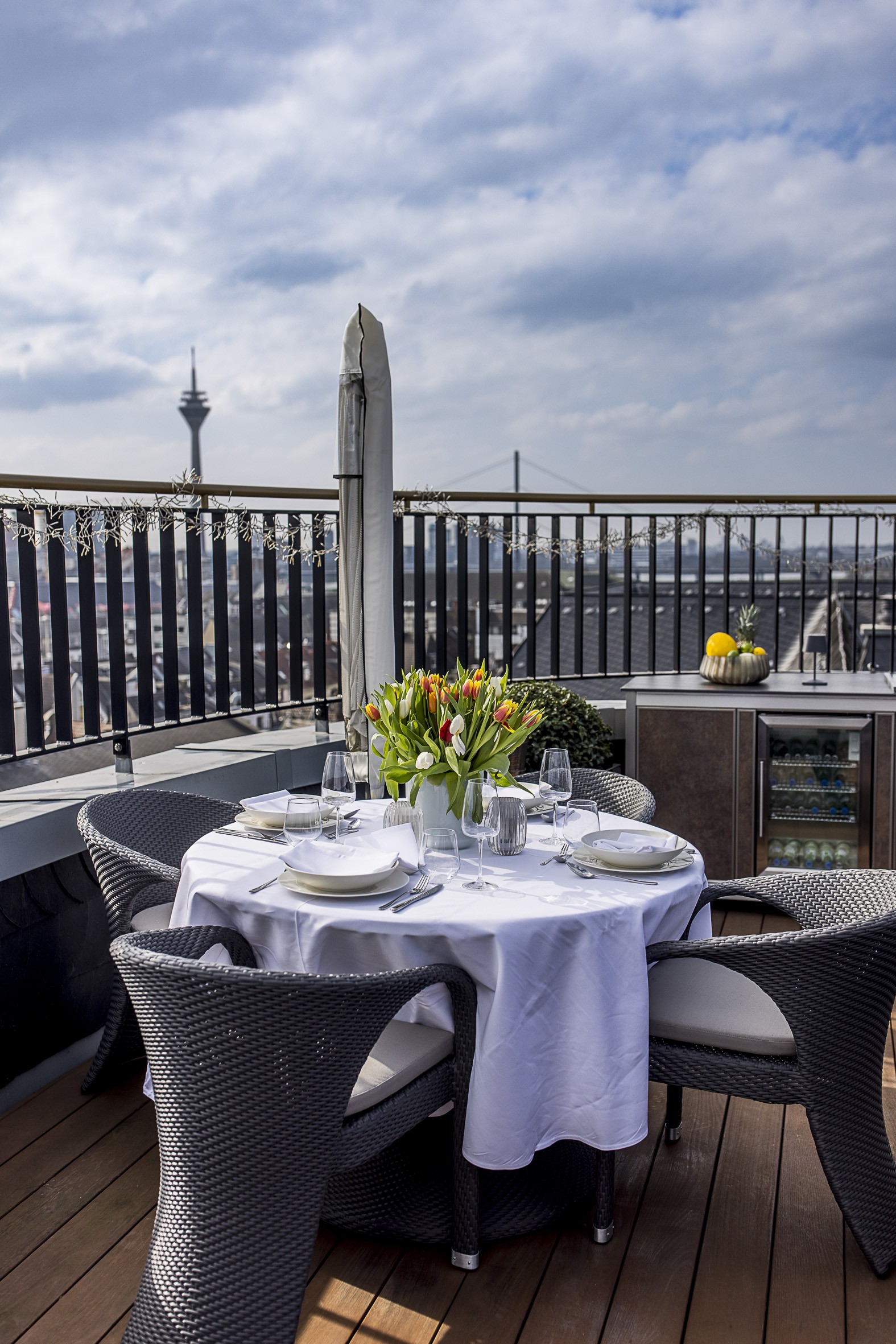 Dachterrasse im Andreas Quartier mit gedecktem Tisch für einen Event