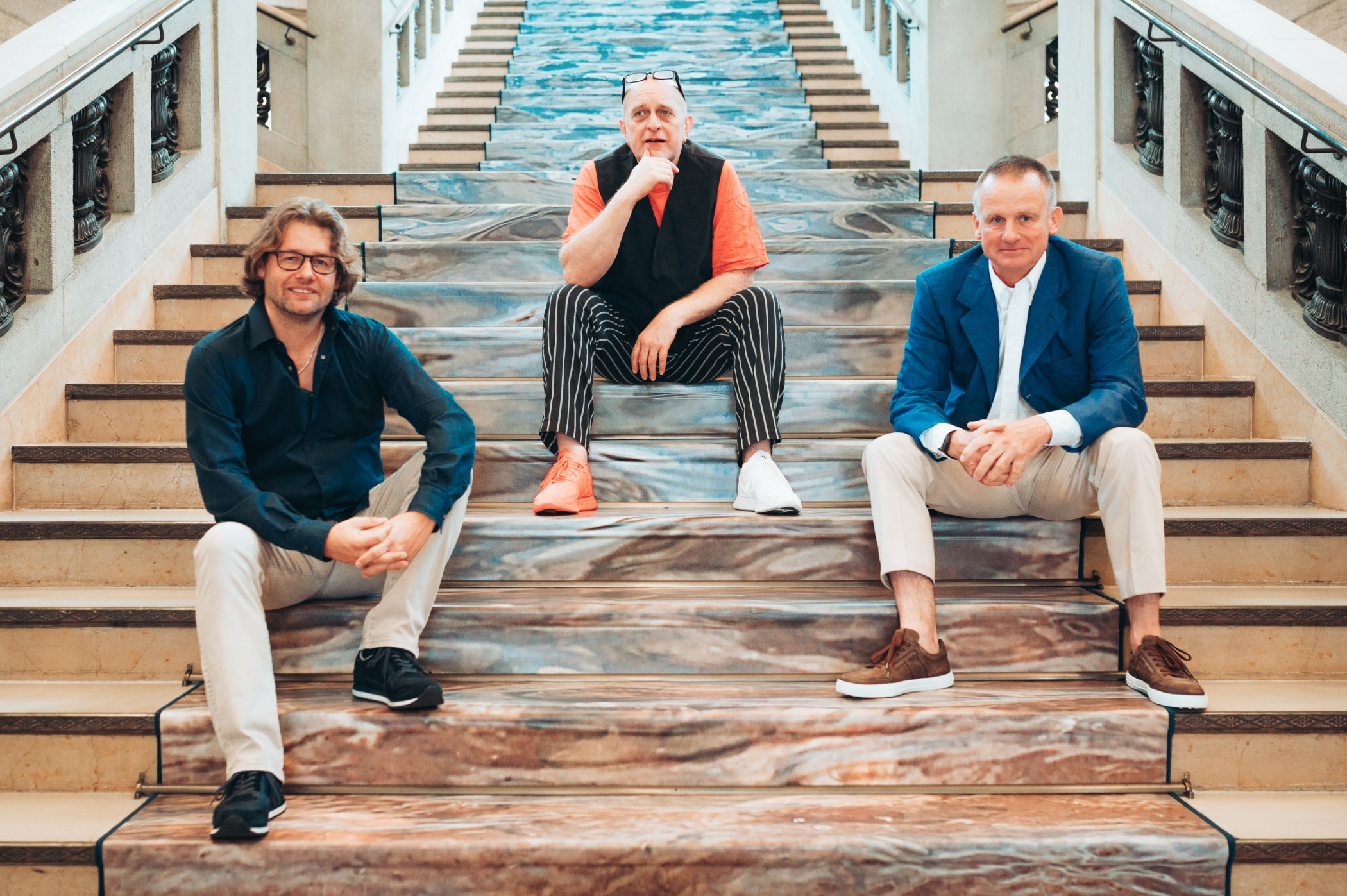 Stephan Kaluzza Dirk Geuer und Uwe Schmitz auf der Treppe im The Wellem Hotel im Andreas Quartier in Düsseldorf