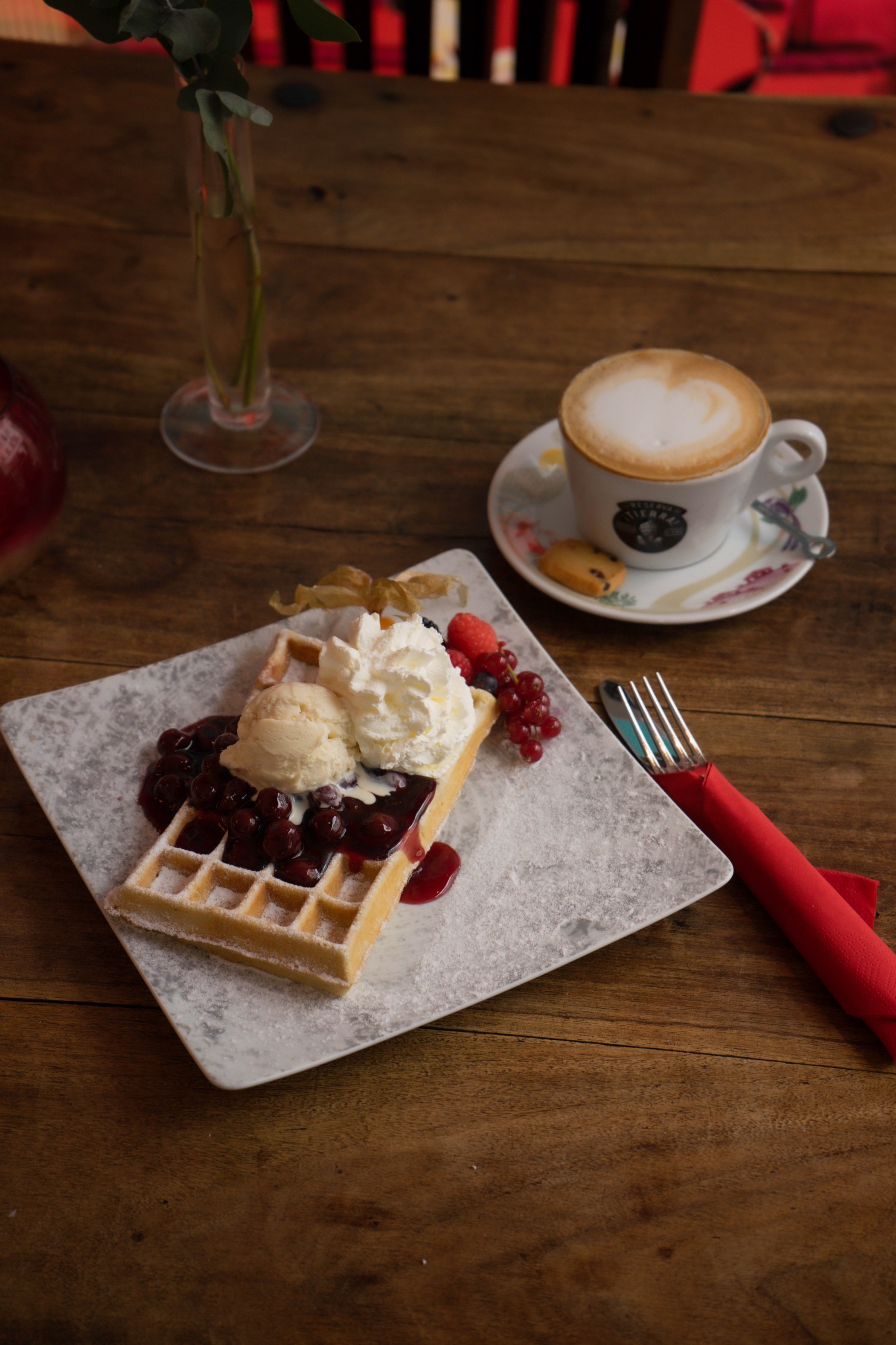 Belgische Waffeln mit Eis Sahne und heissen Kirschen in einem Restaurant im Andreas Quartier in Düsseldorf