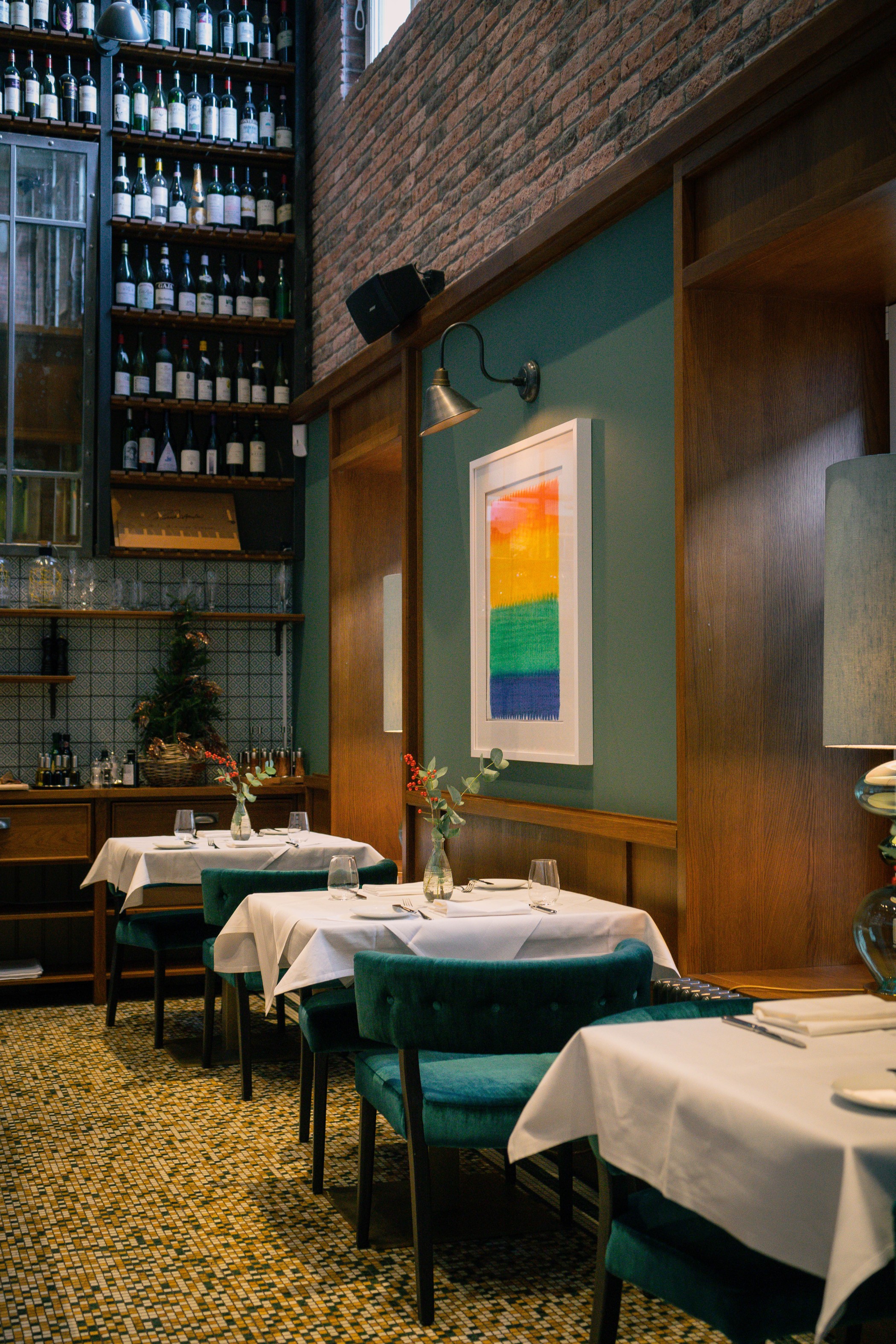 Restaurant Pitty mit schönem Interior und gedecktem Tisch