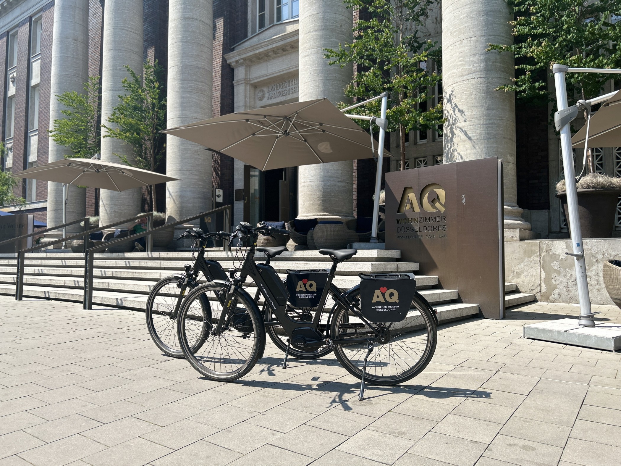 Fahrrad Verleih am Eingag des The Wellem Hotel im Andreas Quartier in Düsseldorf