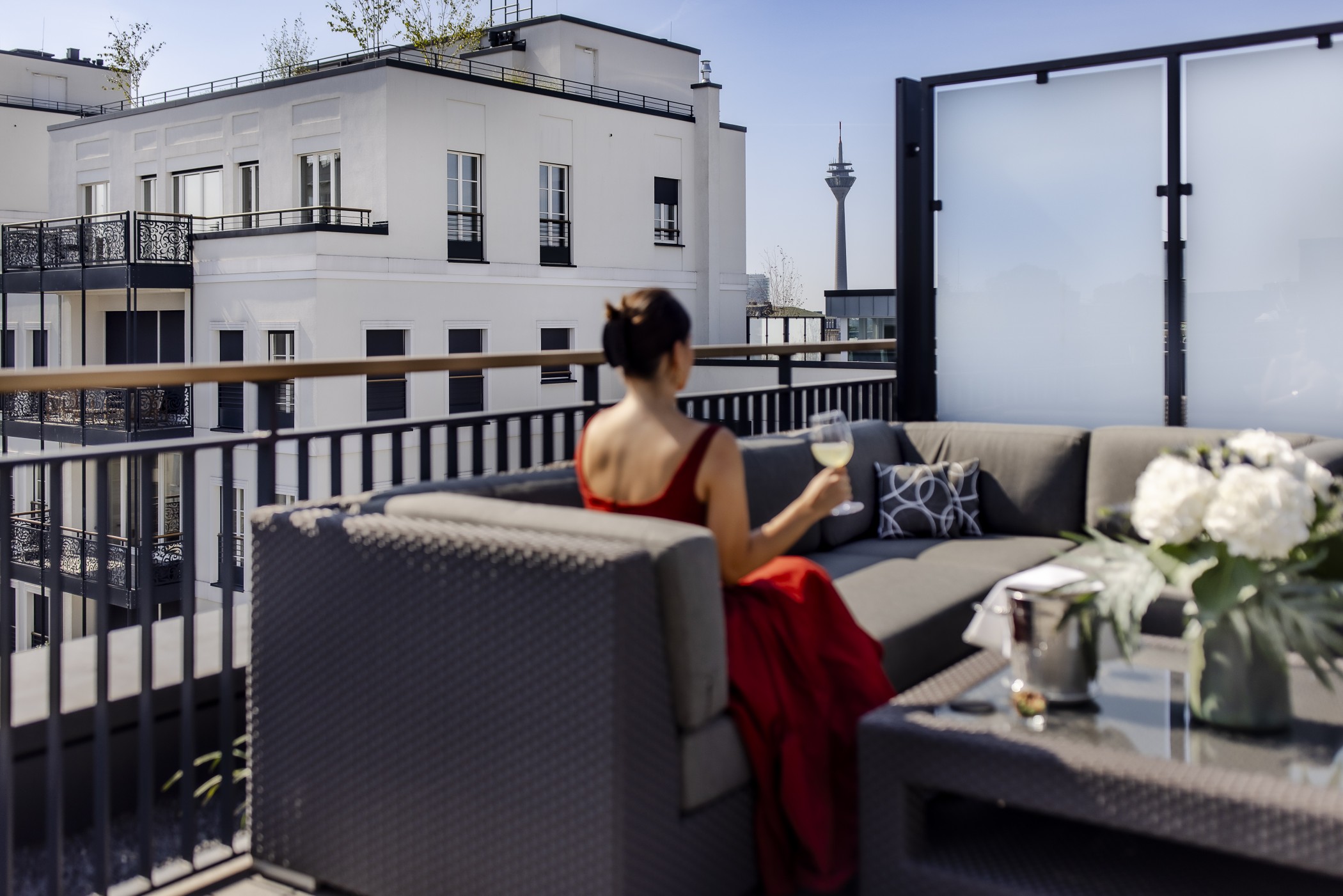 Dachterrasse einer Residence im Andreas Quartier mit Blick auf den Rheinturm