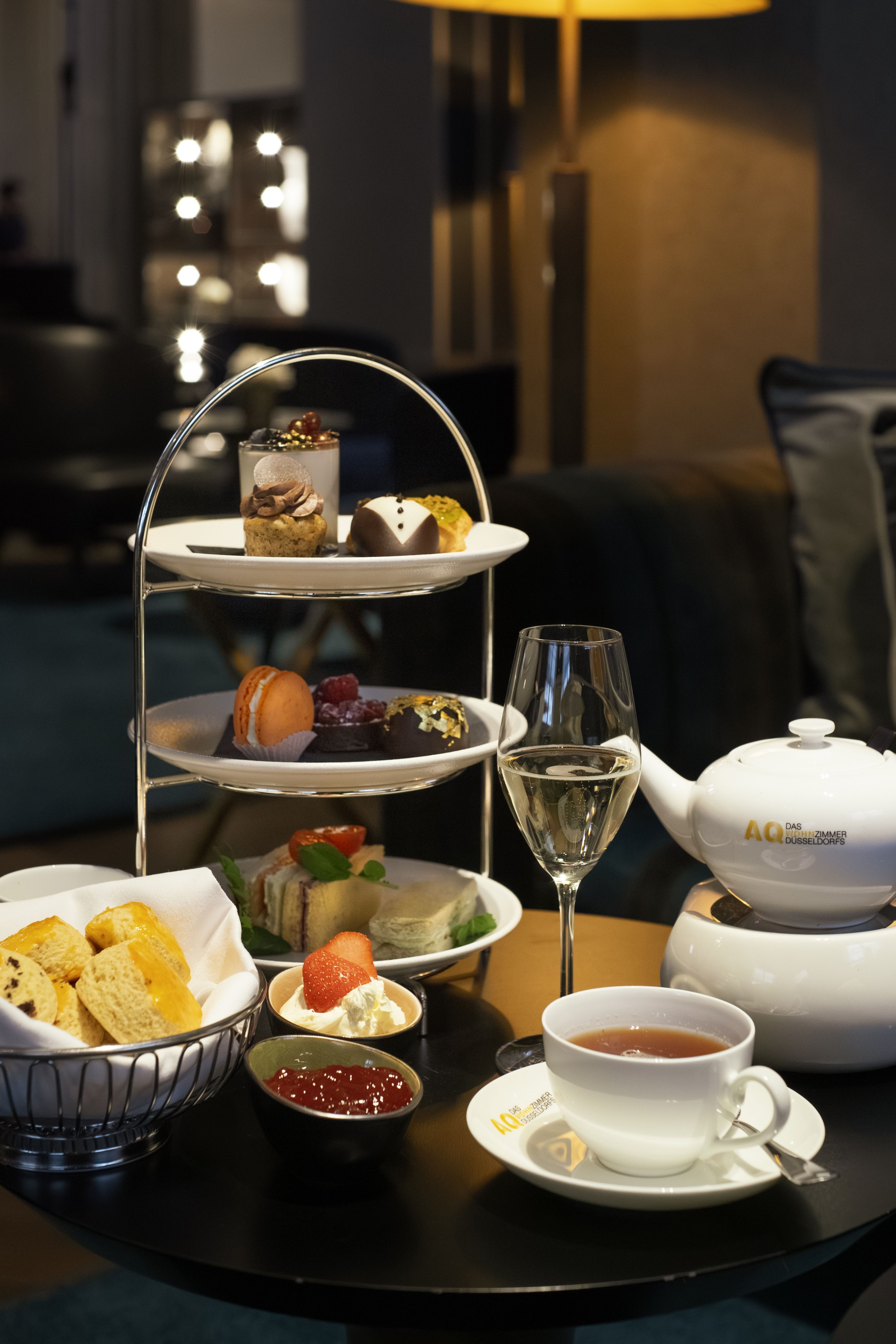 Afternonn Tea mit Tee und Etagere im The Wellem Hotel im Andreas Quartier in Düsseldorf