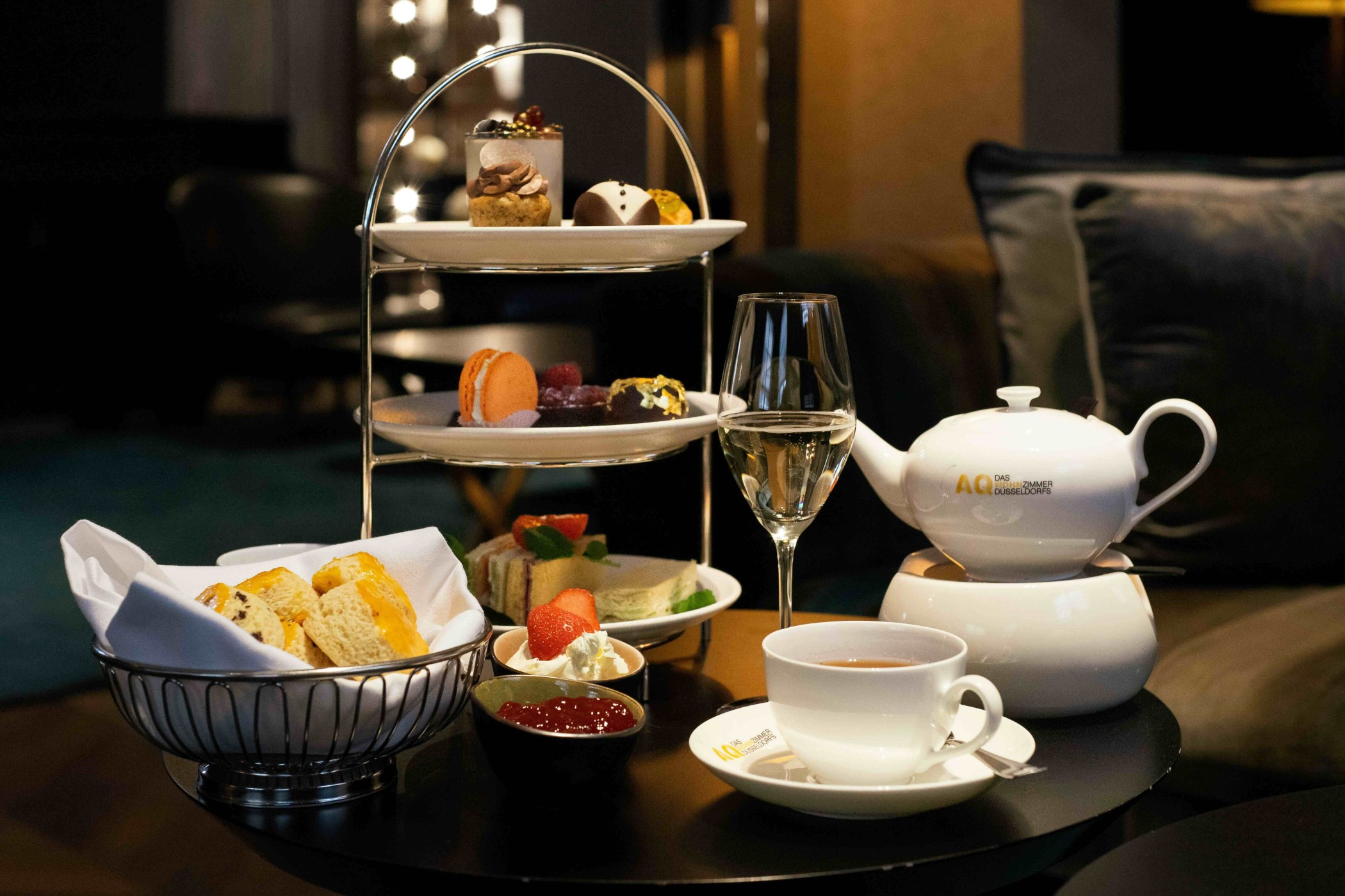 Afternoon Tea mit Etagere, Teekanne und Sekt in der THE WELLEM Bar
