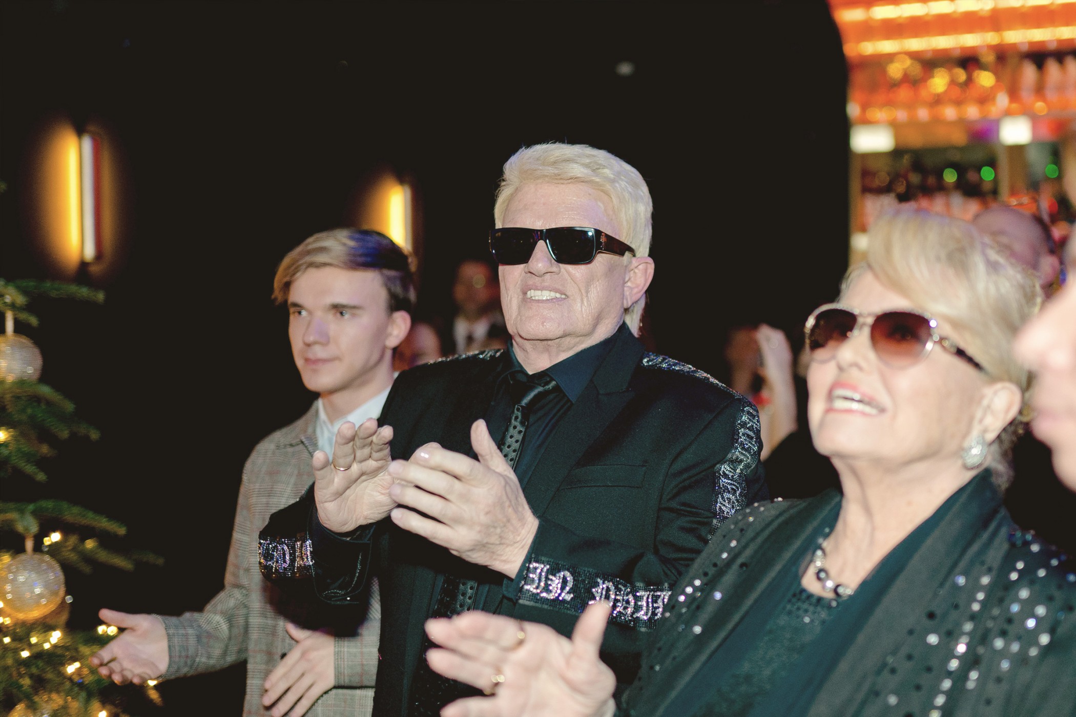 Heino und Hannelore applaudieren bei einem Event im Andreas Quartier