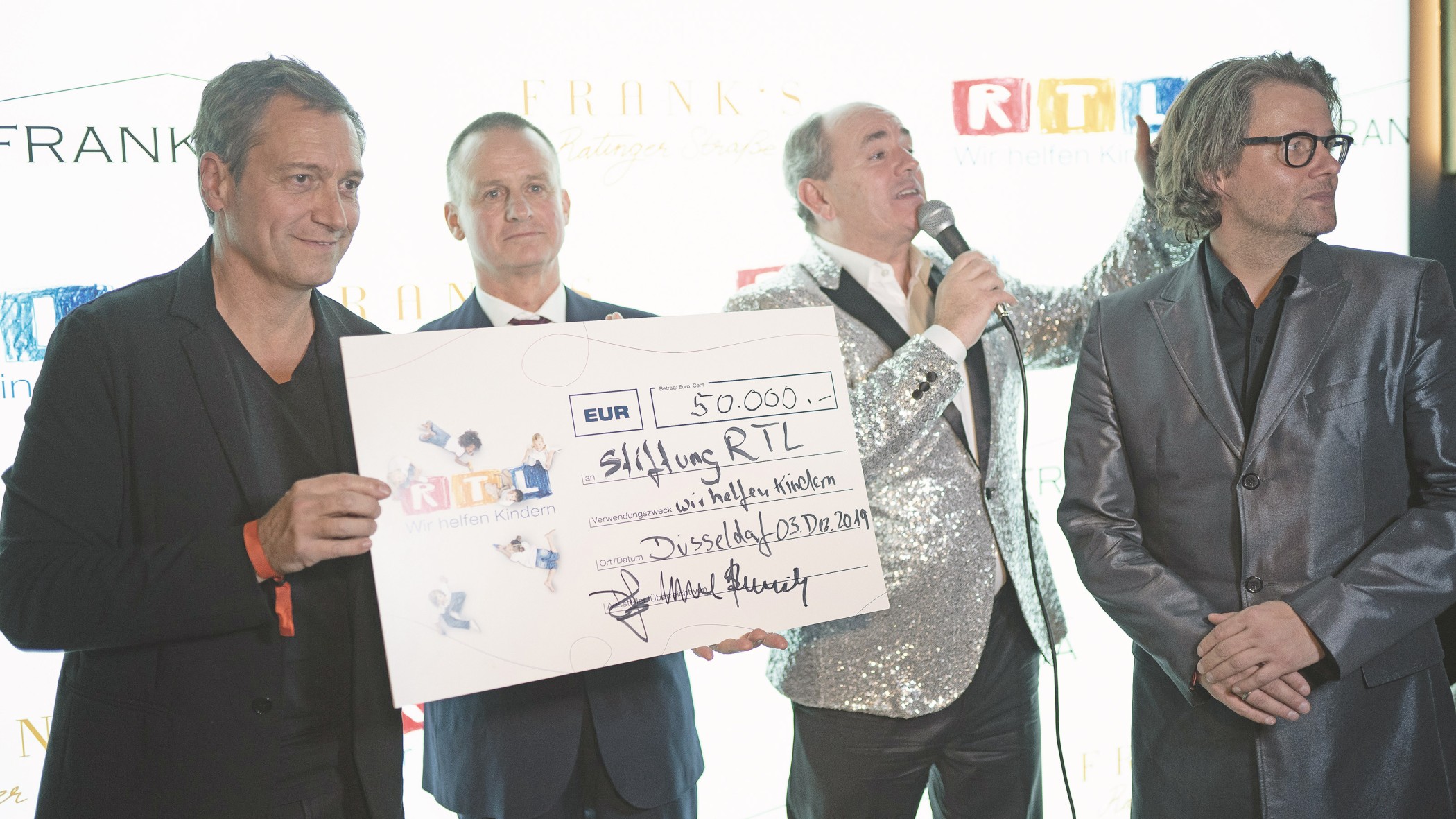 Scheckübergabe an die Stiftung RTL beim Charity-Event mit Dirk Geuer, Dieter Nuhr und Uwe Schmitz