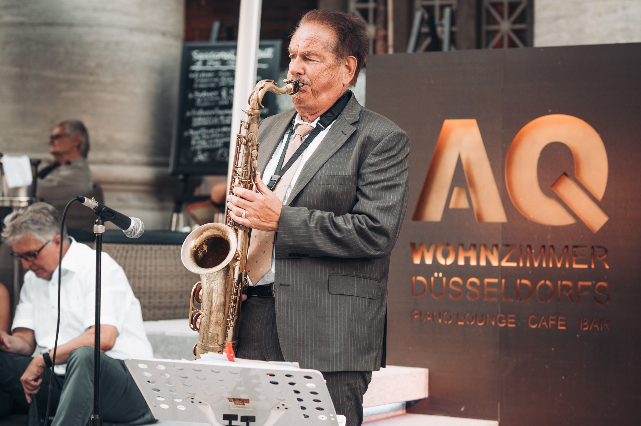 Live Perfomance Saxophonspieler im Andreas Quartier AQ Wohnzimmer in Düsseldorf