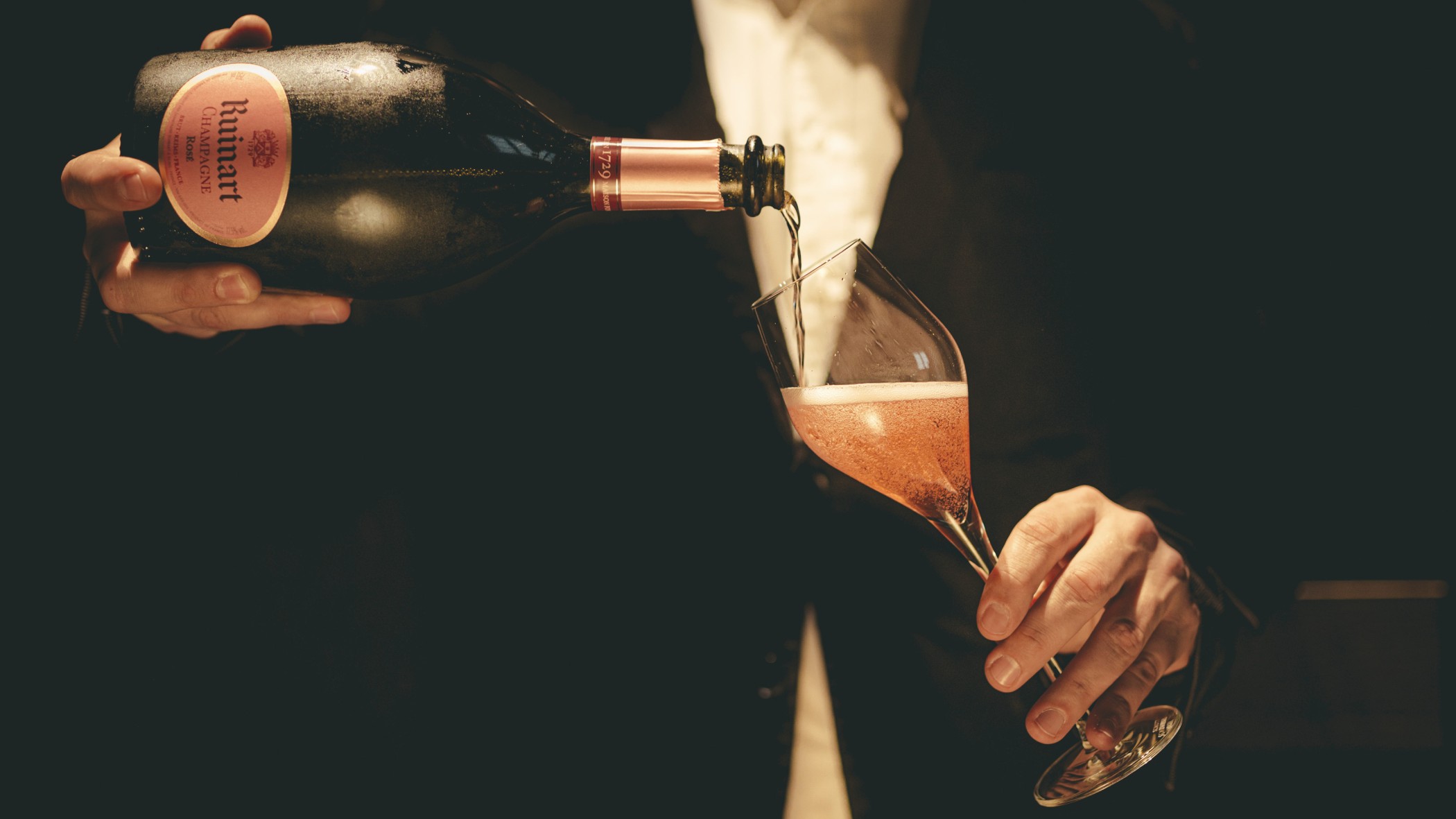 Ruinart Rosé wird in ein Champagnerglas eingeschenkt