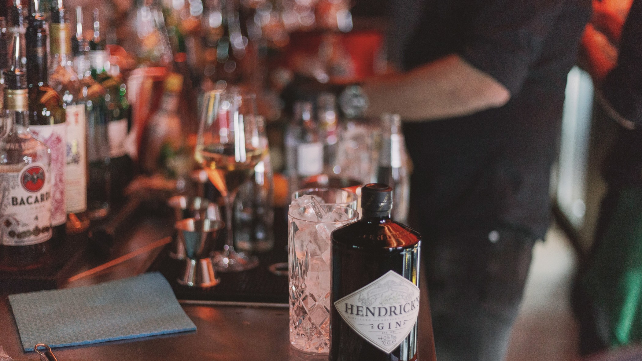 Flaschen auf dem Bartresen, unter anderem Hendrick's Gin und Bacardi