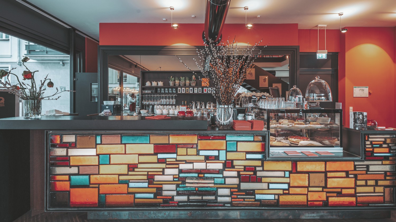Café und Kuchentheke im Mutter Ey Café im Andreasquartier AQ in Düsseldorf