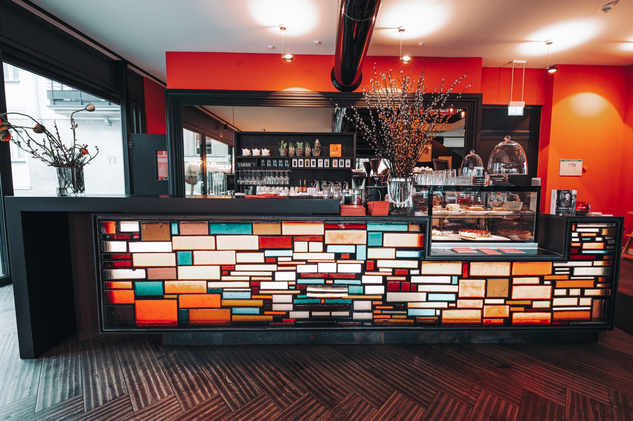 Mutter Ey Café Theke am The Wellem Hotel im Andreas Quartier am Mutter Ey Platz mit Kuchentheke in Düsseldorf