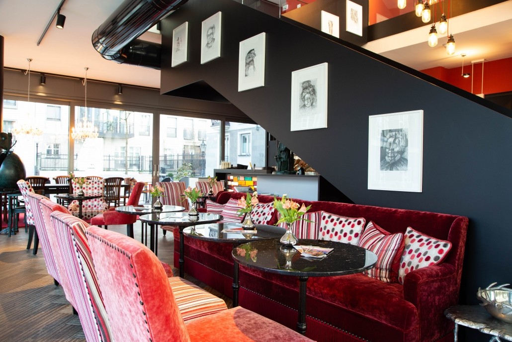 Gemütliches Café mit Sofa das Mutter Ey Café am The Wellem Hotel im Andreas Quartier in Düsseldorf