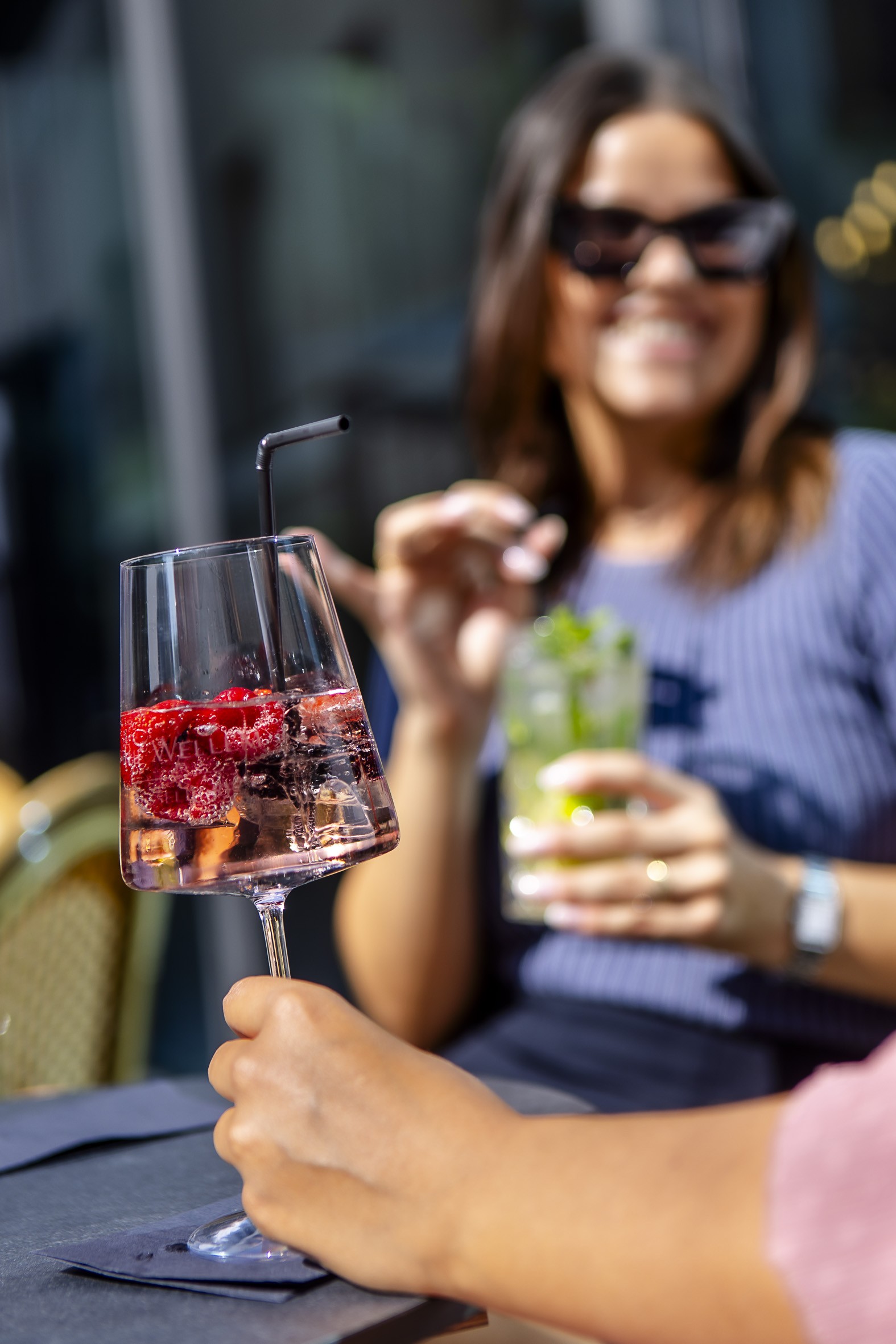 Cocktail trinkende Menschen im Sommer auf einer Terrasse im The Wellem Hotel im Andreas Quartier in Düsseldorf
