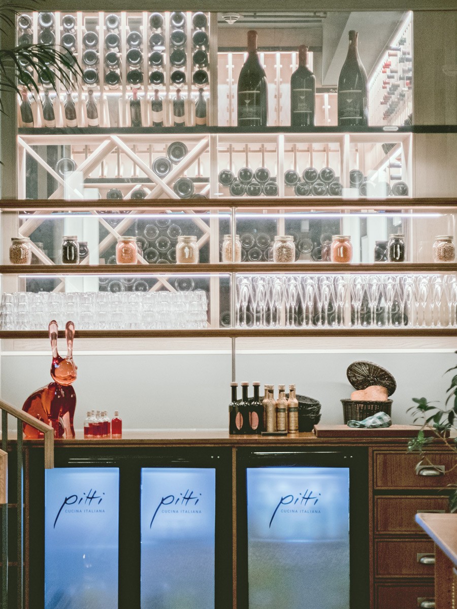 Bar im Restaurant Pitti mit Beleuchtung und hochwertiger Ausstattung