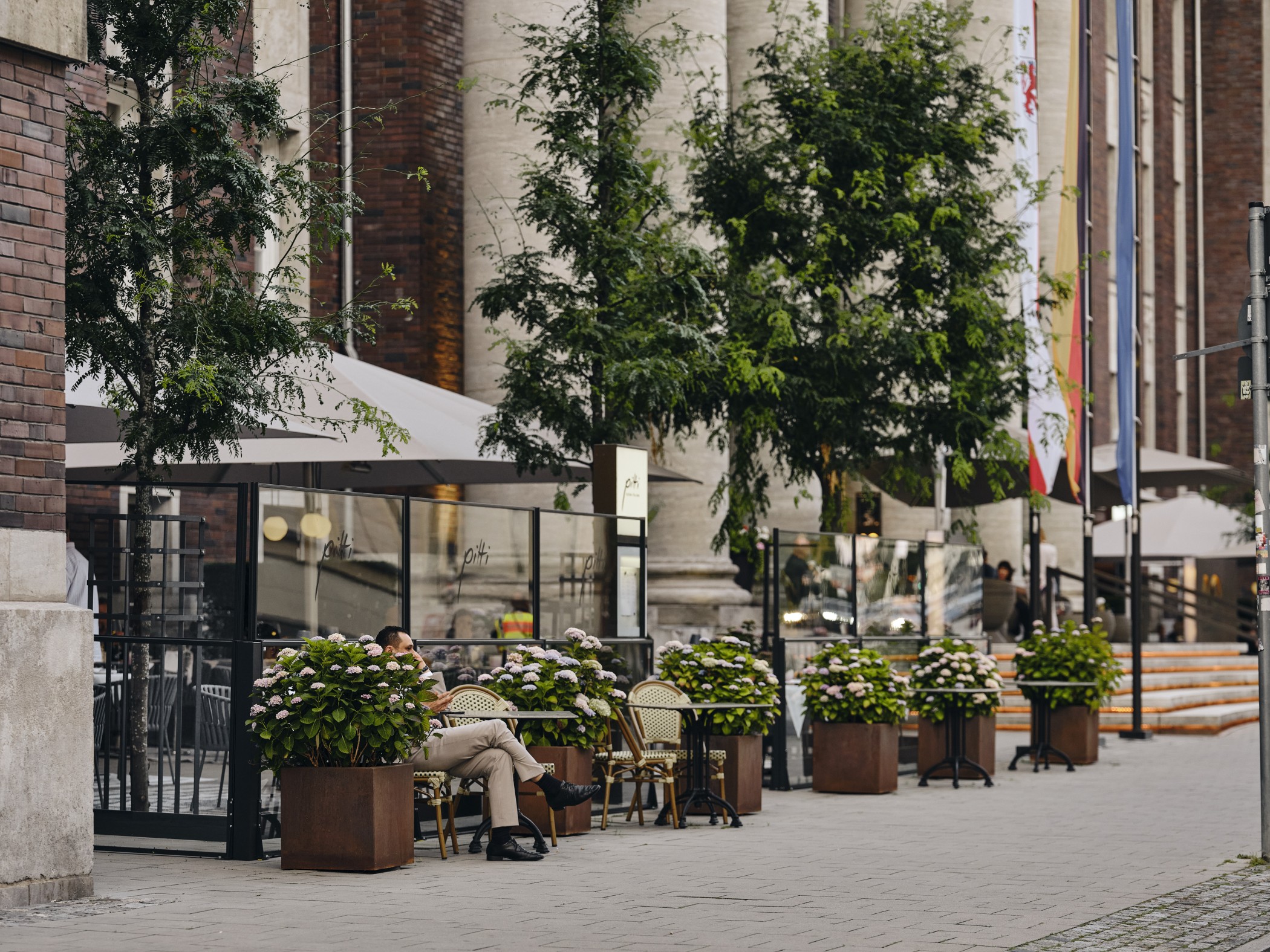 Terrasse vom Pitti Restaurant im The Wellem Hotel im Andreas Quartier in Düsseldorf