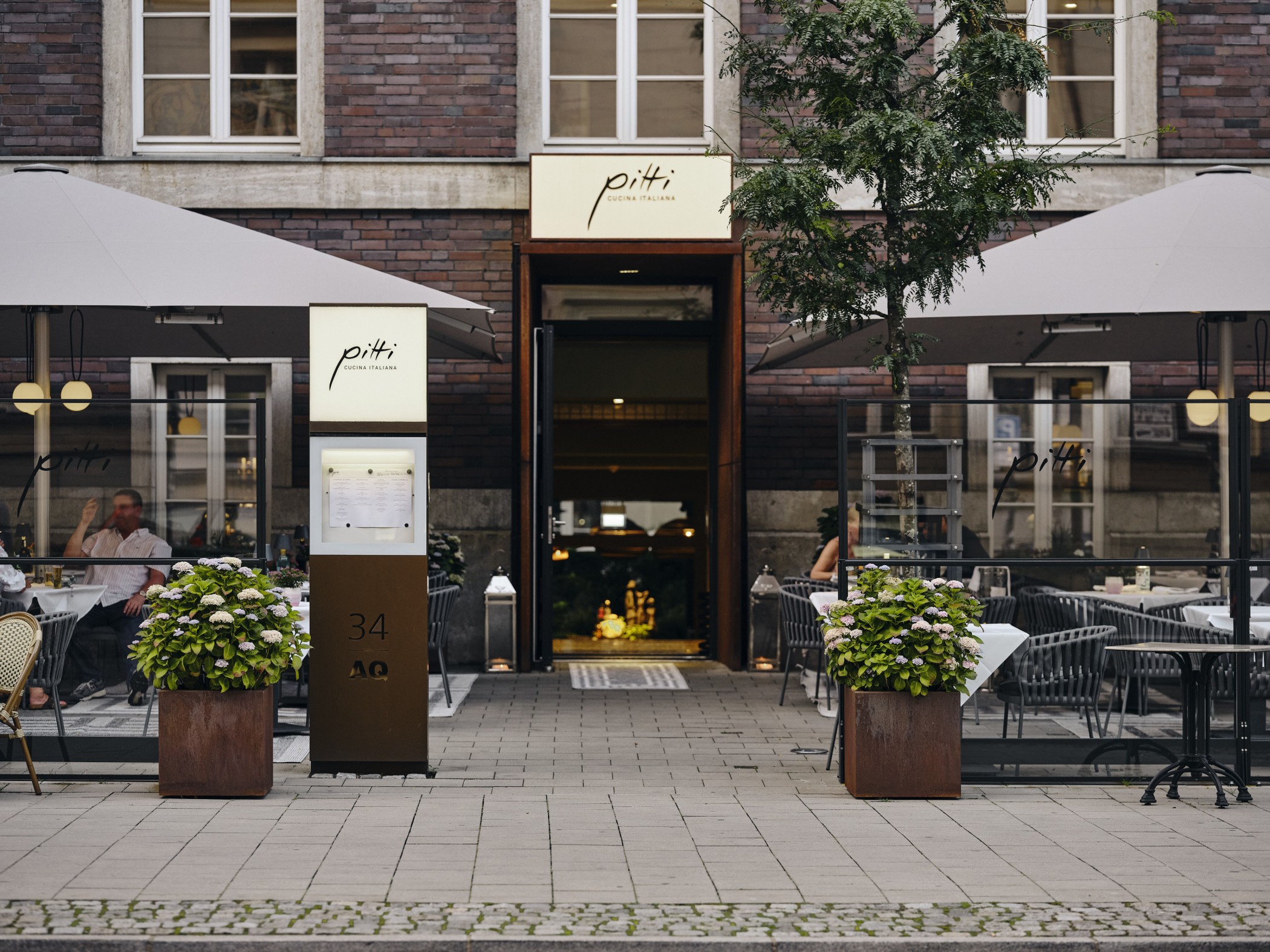 Pitti Eingang und Aussenterrasse im Andreas Quartier im THE WELLEM Hotel in Düsseldorf