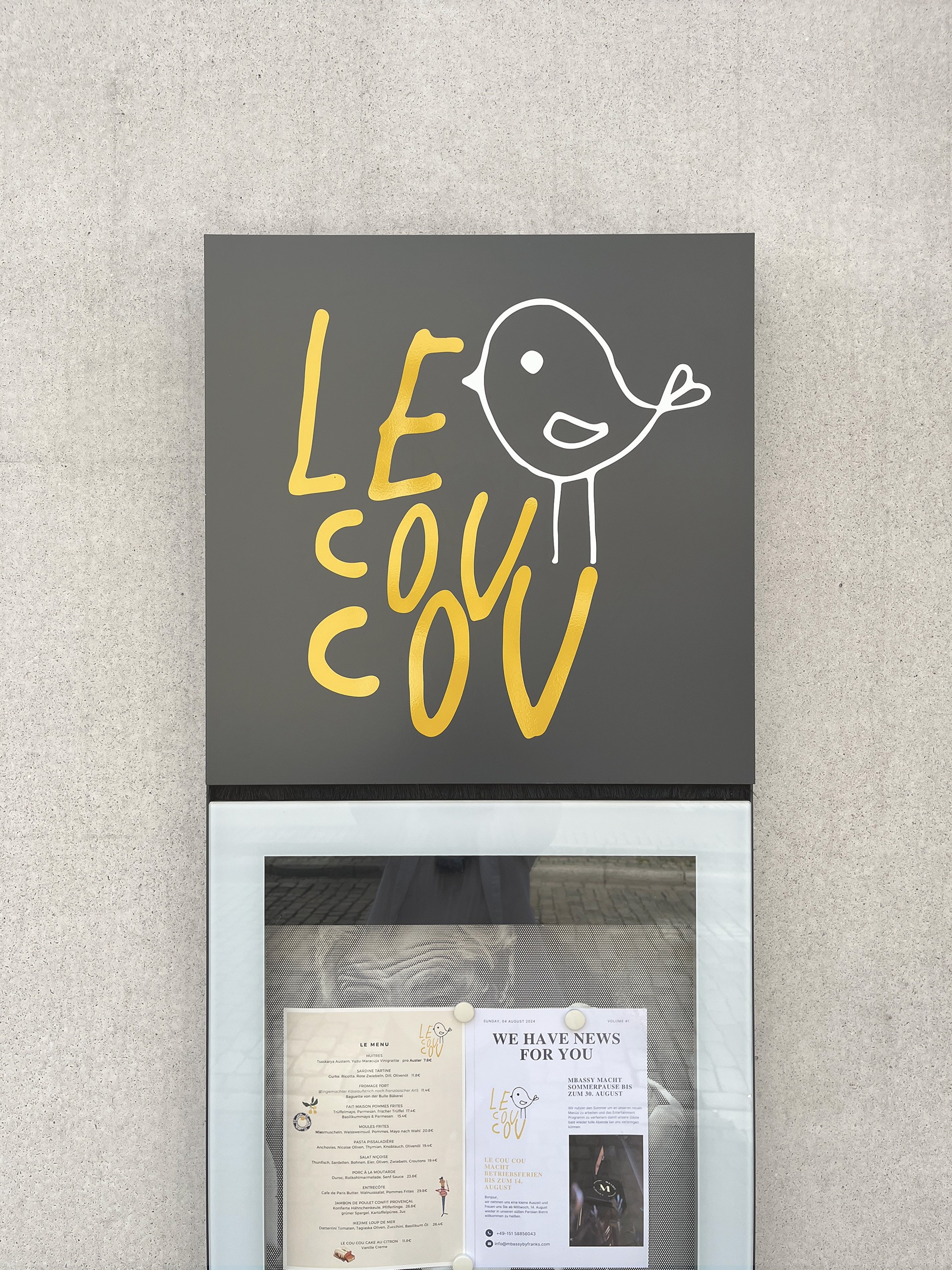 Eingangsschild im Bistro Le CouCou