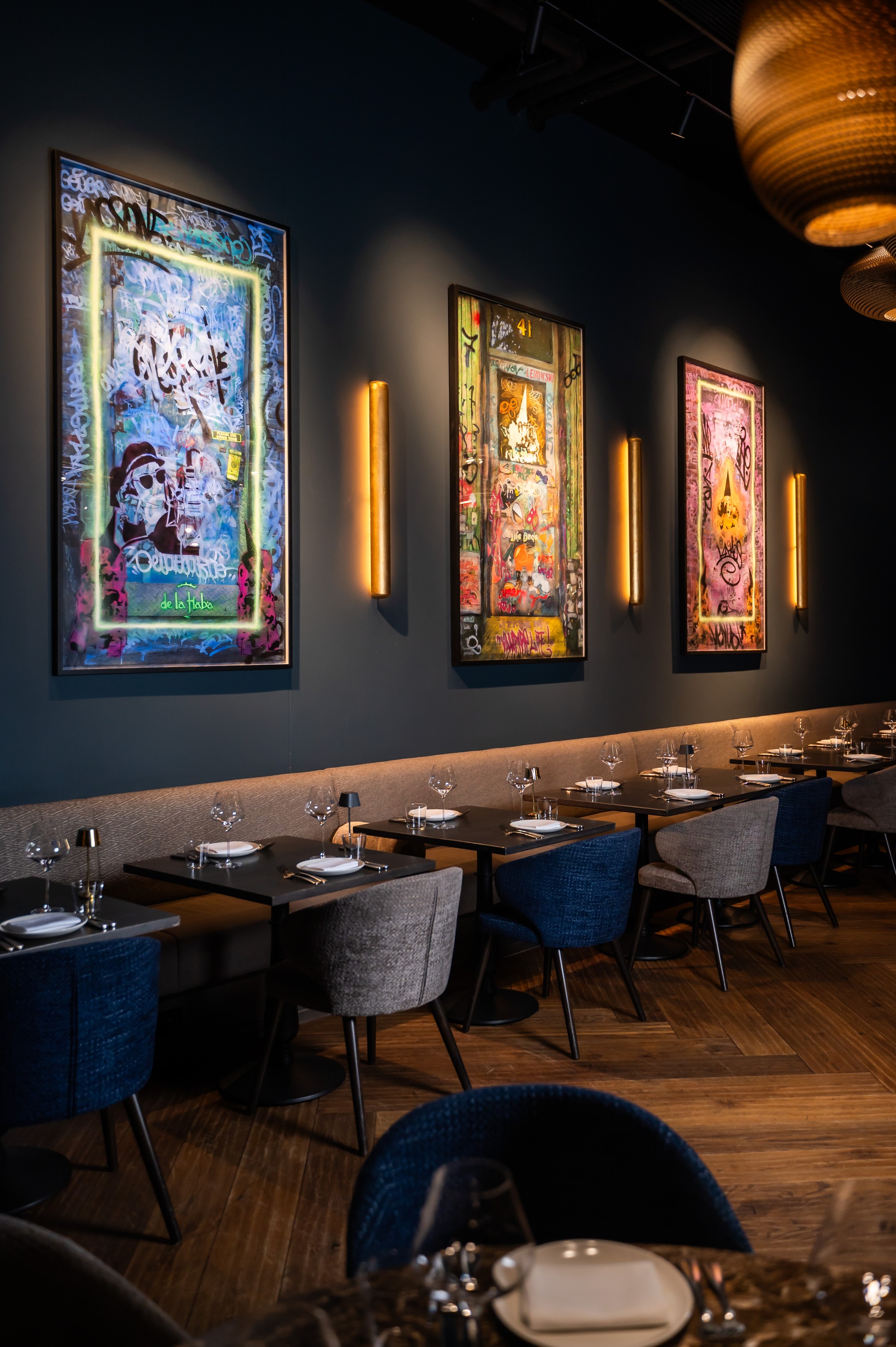 MBassy by Franks Bar am Abend mit stilvoll gedeckten Tischen